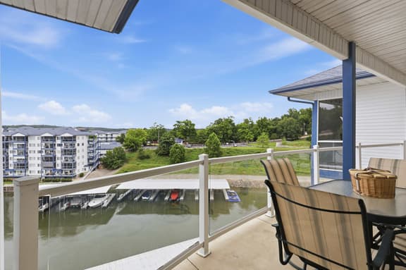 2B 2B | Top Floor Lake View |Seasonal Pool Hot Tub